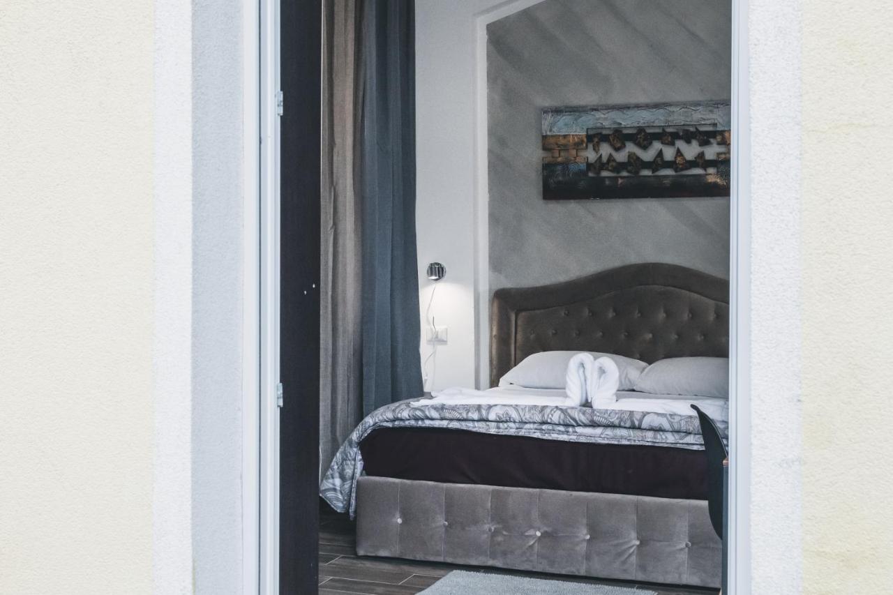 Bulldog Station Apartments With Private Wc, Ac, Tv Mestre Exterior foto